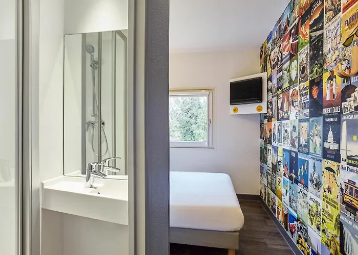 Hotelf1 Paris Ouen Marche Aux Puces