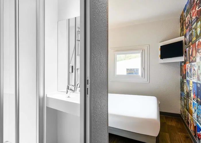 Hotelf1 Paris Ouen Marche Aux Puces * Saint-Ouen